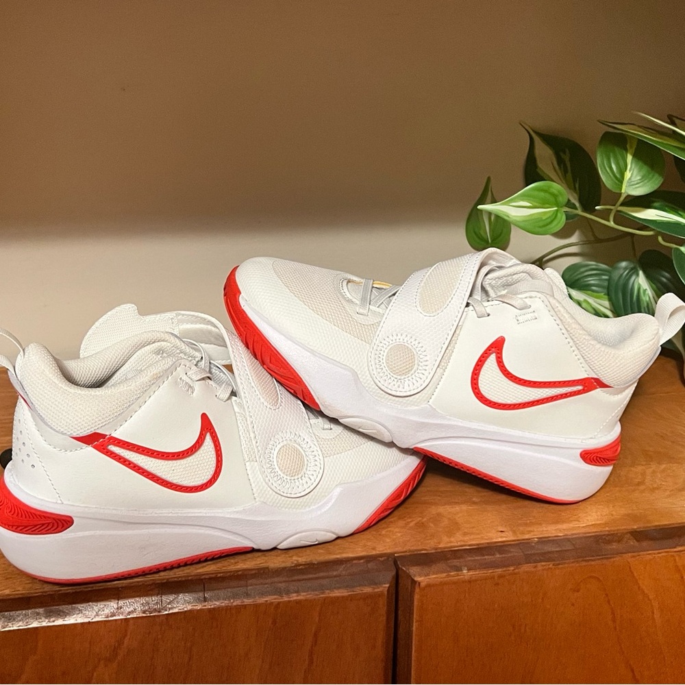 BOYS' NIKE KID TEAM HUSTLE D11 BASKETBALL SHOES, SIZE 5.5, WHITE W RED DETAIL